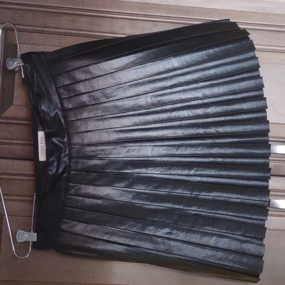 Cozy Fox Black Accordion/Pleated Mini Skirt M